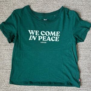 Levi’s we come in peace crop top